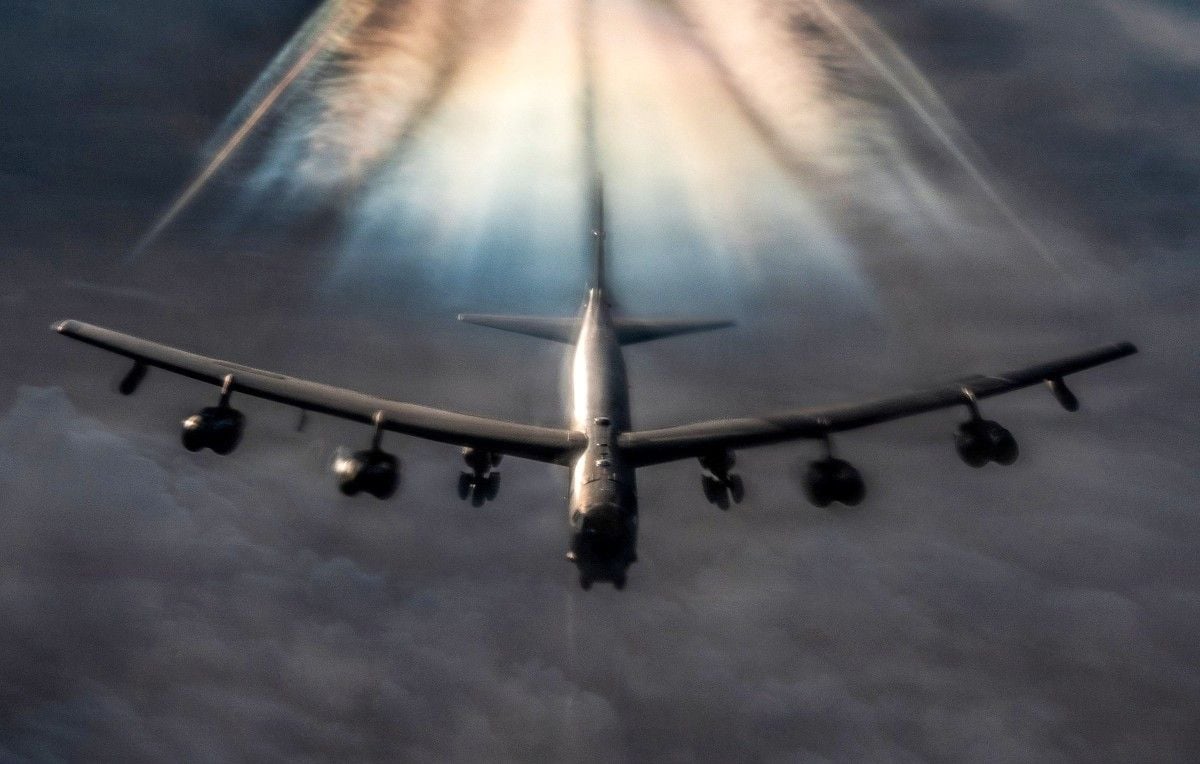 Un bombardero B-52 se estrella al despegar en California Un bombardero B-52 se estrella al despegar en California